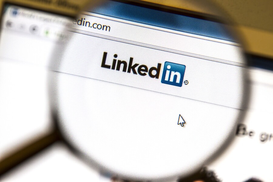 How to Initiate a Conversation with Prospects on LinkedIn